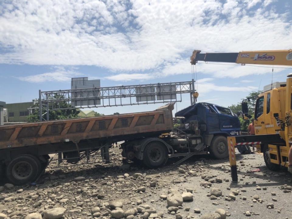 國道一號神岡區路段，一輛砂石車側翻，車上載運的砂石散落一地。（記者徐義雄翻攝）