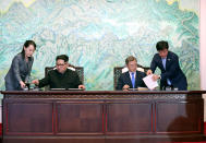<p>South Korean President Moon Jae-in and North Korean leader Kim Jong Un sign documents at the truce village of Panmunjom inside the demilitarized zone separating the two Koreas, South Korea, April 27, 2018. (Photo: Korea Summit Press Pool/Pool via Reuters) </p>