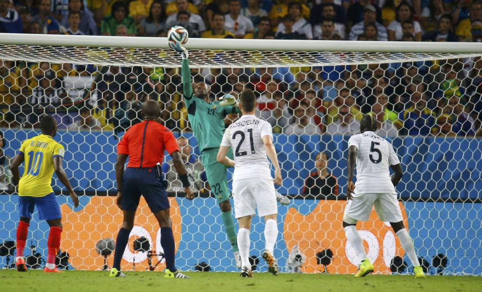 Ecuador's goalkeeper Alexander Dominguez makes a save in front of teammate Walter Ayovi and France's Laurent Koscielny (2nd R) and Mamadou Sakho (R) during their 2014 World Cup Group E soccer match at the Maracana stadium in Rio de Janeiro June 25, 2014. REUTERS/Kai Pfaffenbach (BRAZIL - Tags: SOCCER SPORT WORLD CUP)