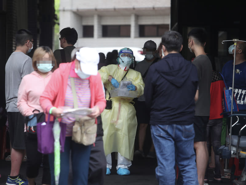 本土案例昨新增5.7萬例，死亡案例增8死，其中3人在家發病並因昏迷、意識不清、呼吸困難送醫，急救無效，死後才確診陽性。（檔案照）