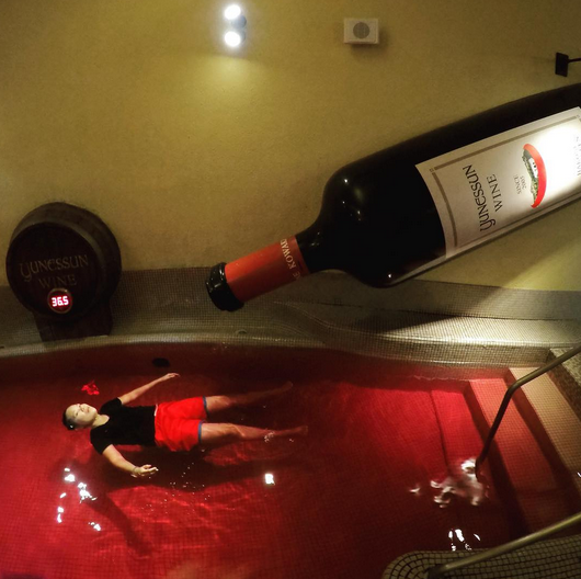 En Japón puedes bañarte en una piscina de vino tinto