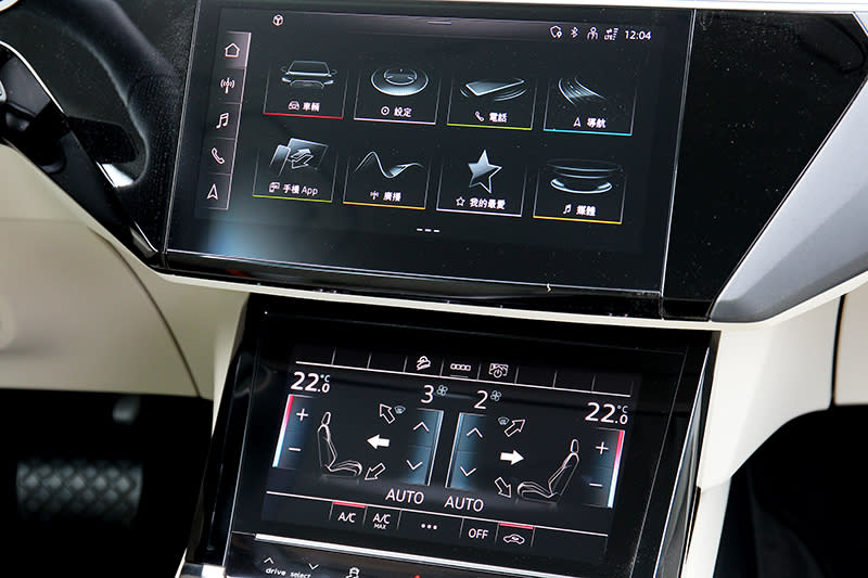 中控雙螢幕上方為程式、設定、資訊功能，下方則為空調介面，此設計也與自家高階車型相同。