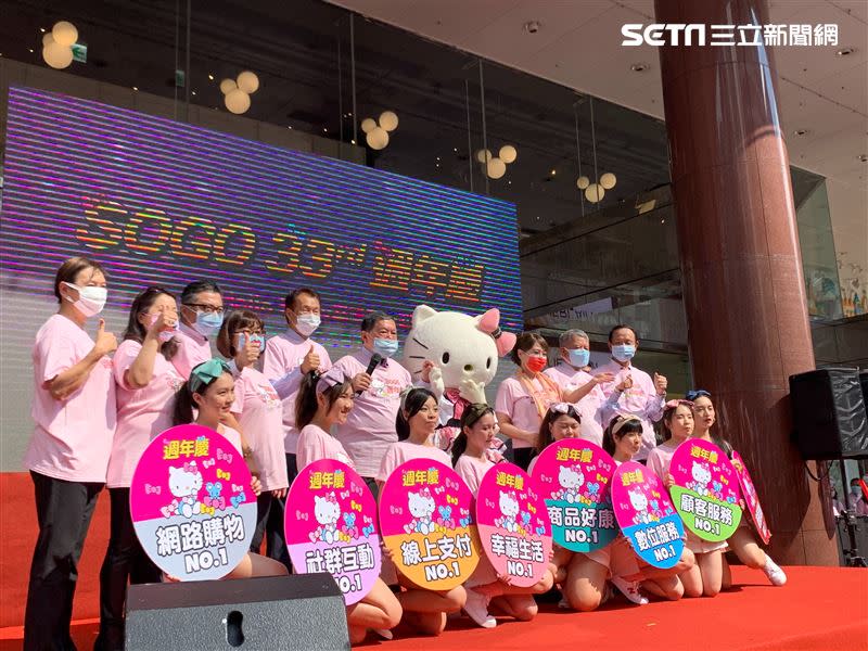 今（28）日遠東SOGO百貨舉行周年慶造勢大會，遠東集團董事長徐旭東與Hello Kitty同台。（圖／記者劉沛妘攝影）