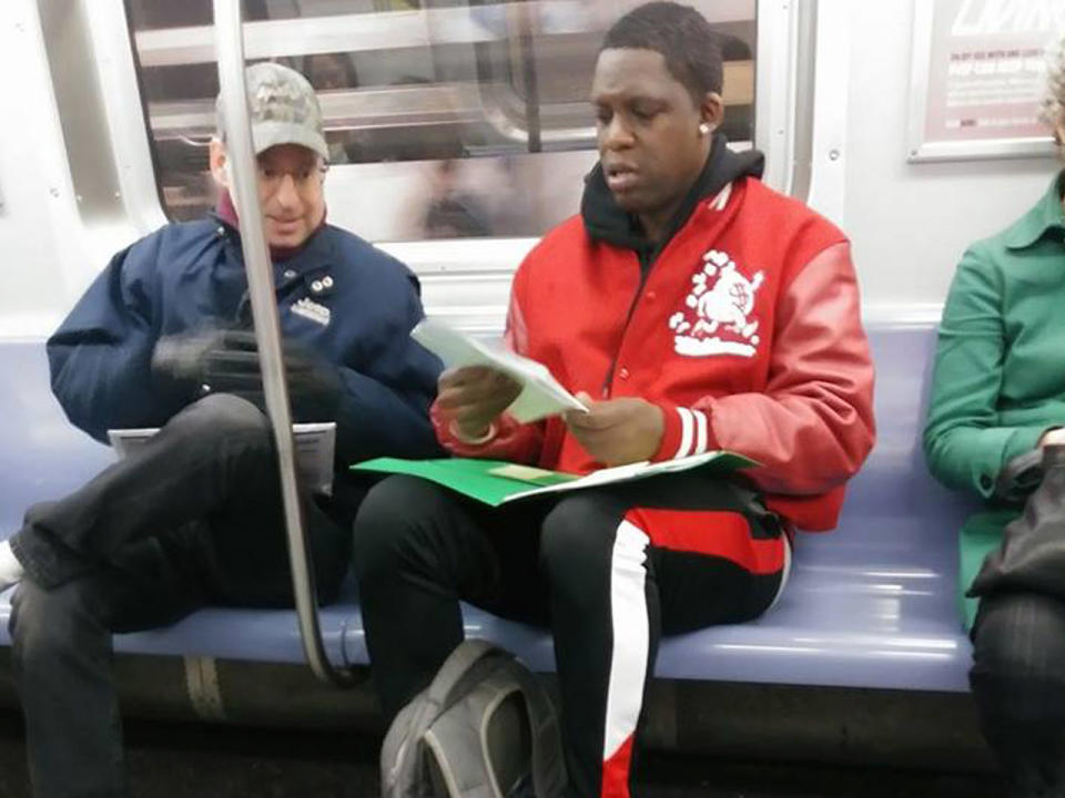 Ein einstiger Lehrer half einem Fremden in der U-Bahn bei seinen Matheproblemen. (Bild-Copyright: Denise Wilson / Facebook)