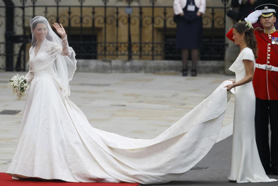 Pippa Middleton trägt die Schleppe des Hochzeitskleides ihrer Schwester, Herzogin Kate. (Bild: AP Photo)