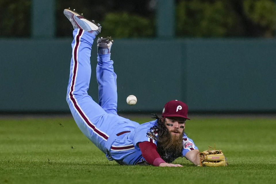 Brandon Marsh, de los Filis de Filadelfia, cae en su intento infructuoso por apoderarse de un doble del cubano Yuli Gurriel, de los Astros de Houston, en el quinto juego de la Serie Mundial, el jueves 3 de noviembre de 2022 (AP Foto/Matt Slocum)