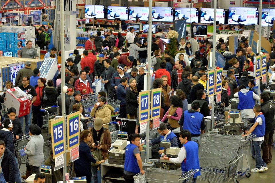 Las personas que aprovechan el Buen Fin compran en una tienda Sam's en la Ciudad de México. (Foto: PEDRO PARDO / AFP a través de Getty Imágenes)