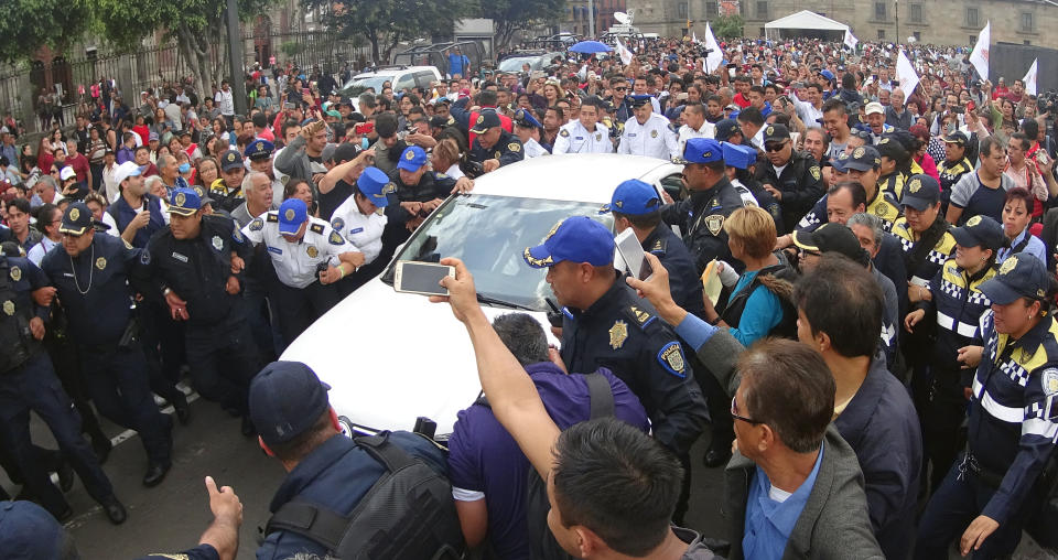 FOTOS | AMLO provoca caos y euforia por donde pasa