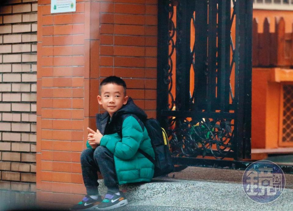 08：54，Jasper到了學校卻不進教室，隨興地坐在門口玩手指，貌似在等人。