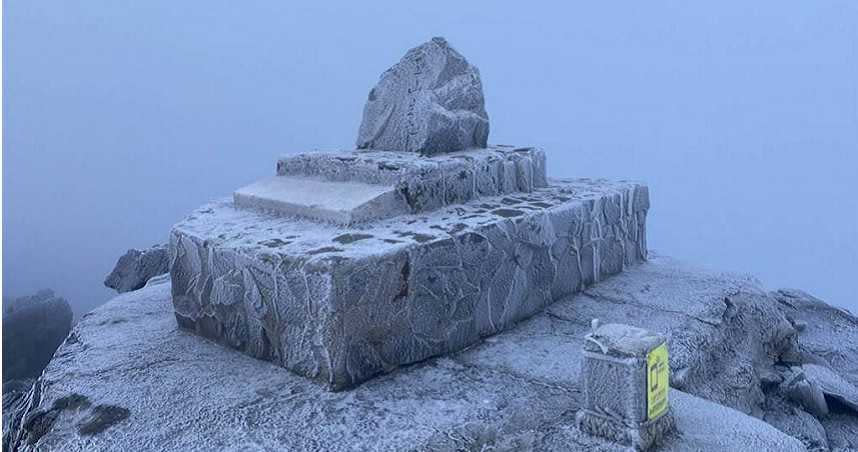 玉山主峰頂地面多有結冰狀況。（圖／玉管處提供）