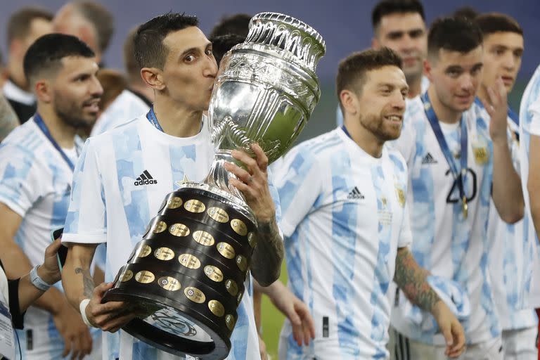 Ángel Di María, de la selección Argentina, besa el trofeo tras la final de la Copa América ganada a Brasil en el Maracaná