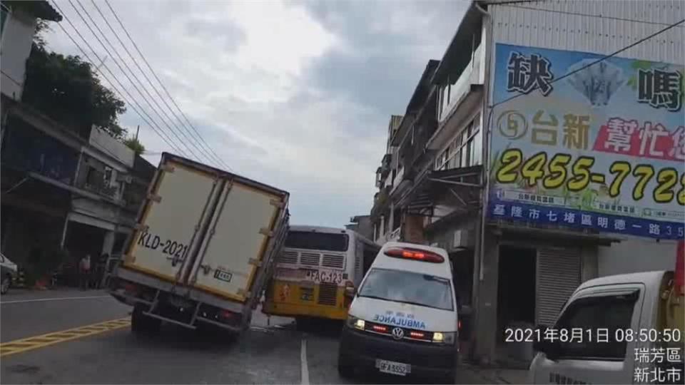 瑞芳公車遭貨車追撞　4輛車撞一團交通受阻