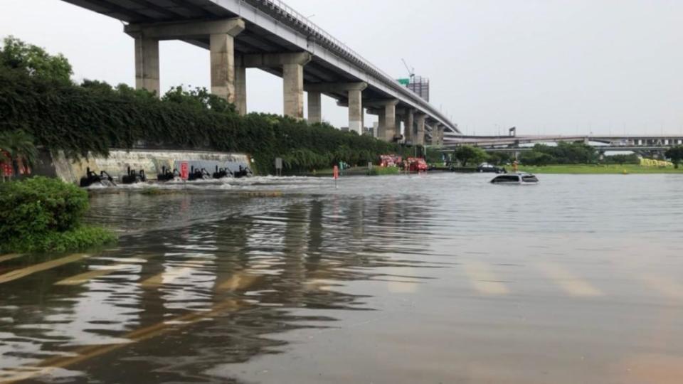 汽車來不及撤出疏洪道，險遭積水滅頂。（圖／民眾提供）