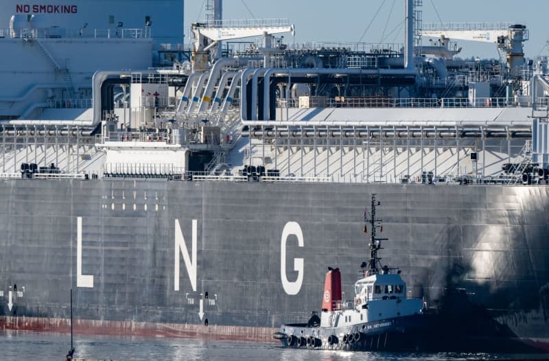 The almost 300-metre-long "Energos Power" enters the port of Mukran accompanied by tugboats. Environmental Agency approves the commissioning of the Mukran LNG terminal on Ruegen. Stefan Sauer/dpa