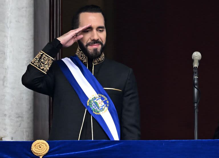 El presidente de El Salvador, Nayib Bukele, saluda durante el desfile militar después de prestar juramento en el Palacio Nacional en el centro de San Salvador el 1 de junio de 2024.