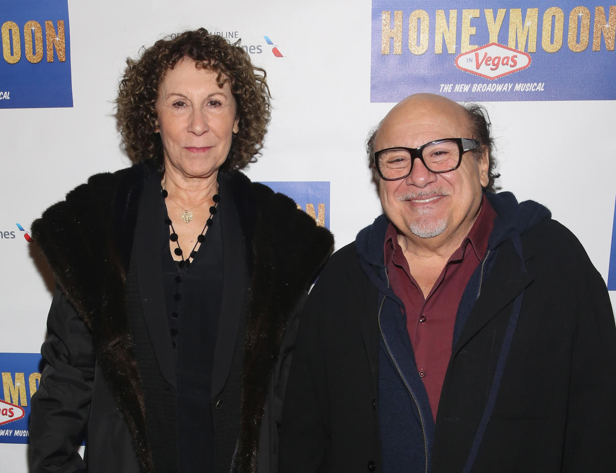 NUEVA YORK, NY - 15 DE ENERO: Rhea Perlman (I) y Danny DeVito (D) asisten a la apertura en Broadway 