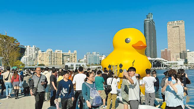 黃色小鴨日前到高雄亞灣區展出，吸引滿滿遊客朝聖，不過有藍營民代質疑「鴨去樓空」，亞灣產業仍止不住南高雄人口流失。（本報資料照片）