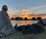 <p>Antes de distenderse en las playas de África oriental, la pareja visitó Sudáfrica donde disfrutaron del atardecer mientras se ve de fondo a una manada de elefantes. </p>