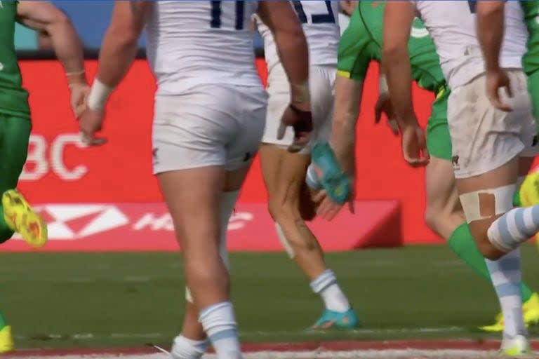 Gavin Mullin apela a una zancadilla manual para hacer caer a Marcos Moneta, que se escapaba sin la pelota pero rumbo a un try de Pumas 7s; el irlandés fue amonestado y favoreció un nuevo triunfo argentino en el Seven de Los Ángeles.