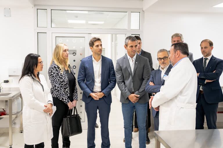 Karina Milei; Santiago Passaglia, intendente de San Nicolás; Martín Menem; Mario Russo, junto a médicos del GO Sanatorio San Nicolás