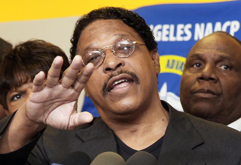 En esta foto del 28 de abril de 2014, aparece Leon Jenkins, presidente de la división de la NAACP en Los Ángeles. Jenkins renunció a su cargo el jueves 1 de mayo, en relación con el escándalo que envuelve al dueño de los Clippers de Los Ángeles, Donald Jenkins (AP Foto/Nick Ut)