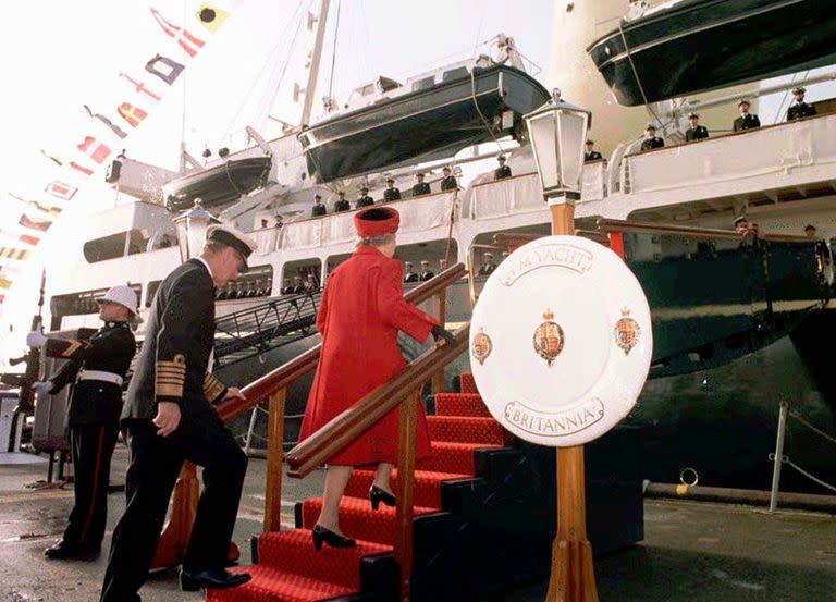 La reina Isabel II de Gran Bretaña y el duque de Edimburgo abordan el Royal Yacht Britannia el 11 de diciembre de 1997 en Portsmouth, en la costa sur de Inglaterra, por última vez antes de que el barco se retire después de cuarenta y cuatro años de servicio