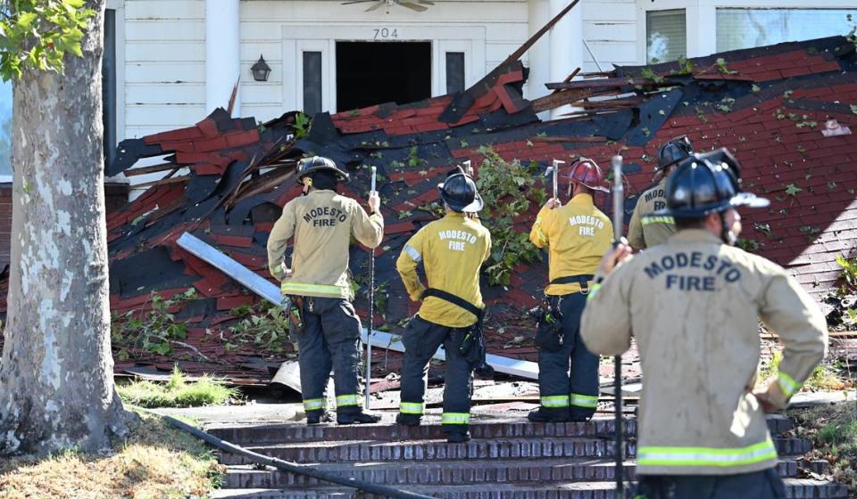 Equipos de bomberos contuvieron un incendio en el antiguo edificio de Franklin and Downs Funeral Homes en la esquina de la 12th y la G en Modesto, California, el martes 16 de julio de 2024.