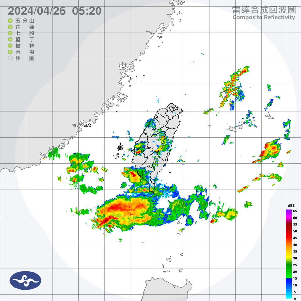 今日仍受鋒面影響，台灣西半部地區及澎湖、金門離島地區可能有局部大雨發生，山區需注意坍方及落石。（氣象署提供）