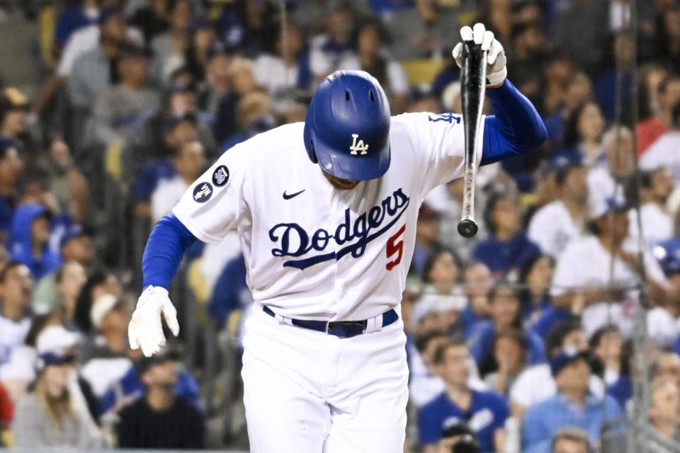 El primera base de los Dodgers, Freddie Freeman, reacciona después de un elevado durante la quinta entrada.