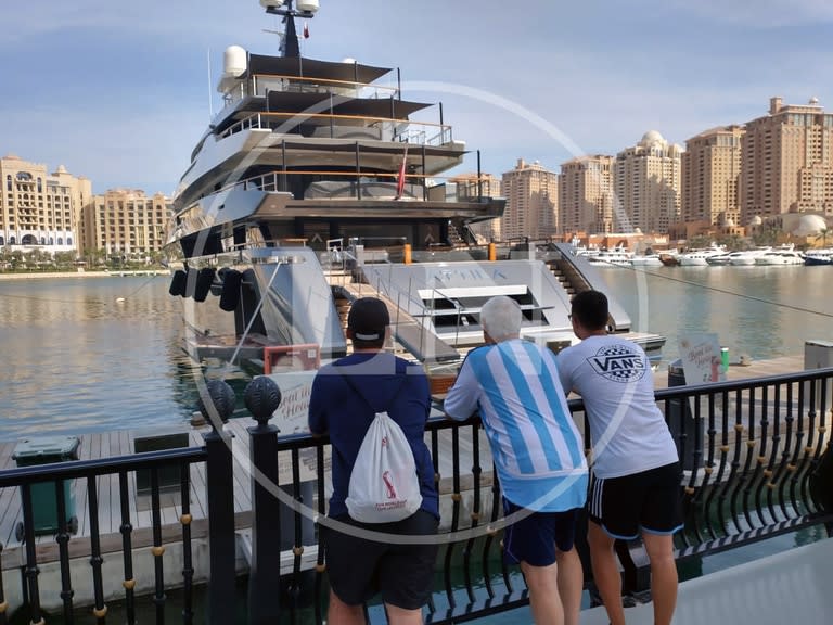 Turistas argentinos contemplan el Attila en One Porto Arabia Tower