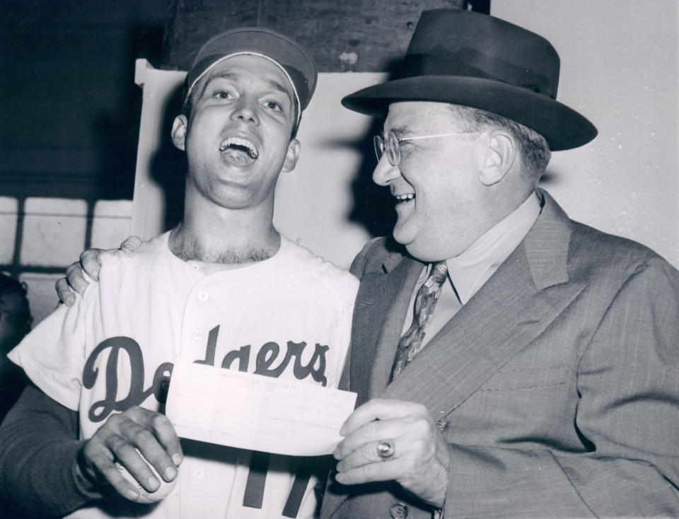 布魯克林道奇投手Carl Erskine（圖左）與道奇隊前老闆Walter O'Malley。（Sports Studio Photos/Getty Images）