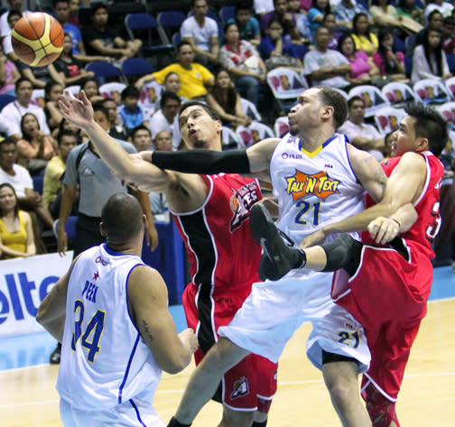 Kelly Williams battles Sonny Thoss and Cyrus Baguio for the loose ball. (PBA Images)