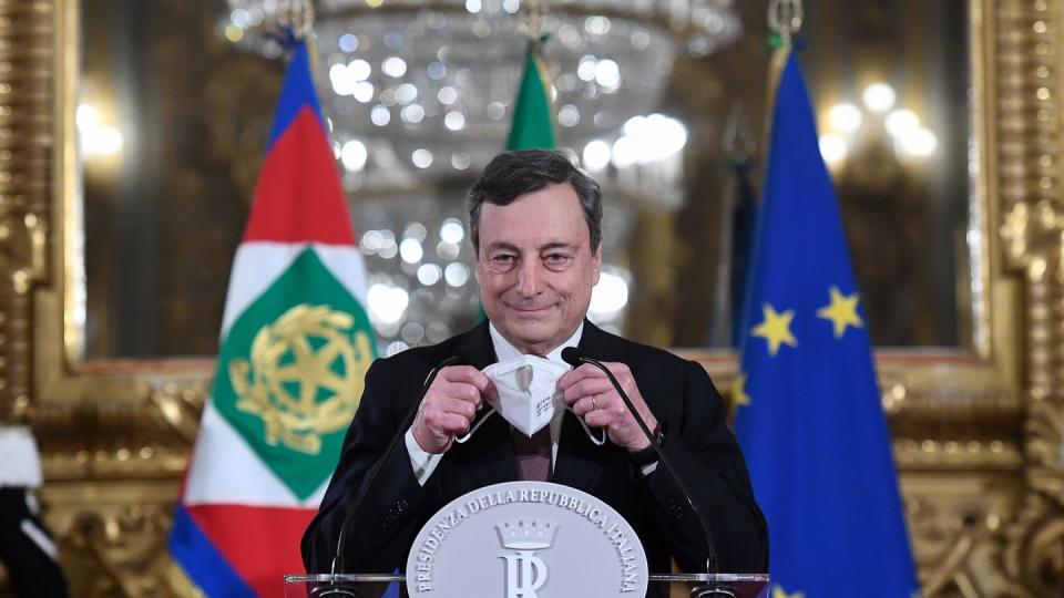 Mario Draghi spricht vor der Vereidigung als neuer Ministerpräsident Italiens mit Journalisten.