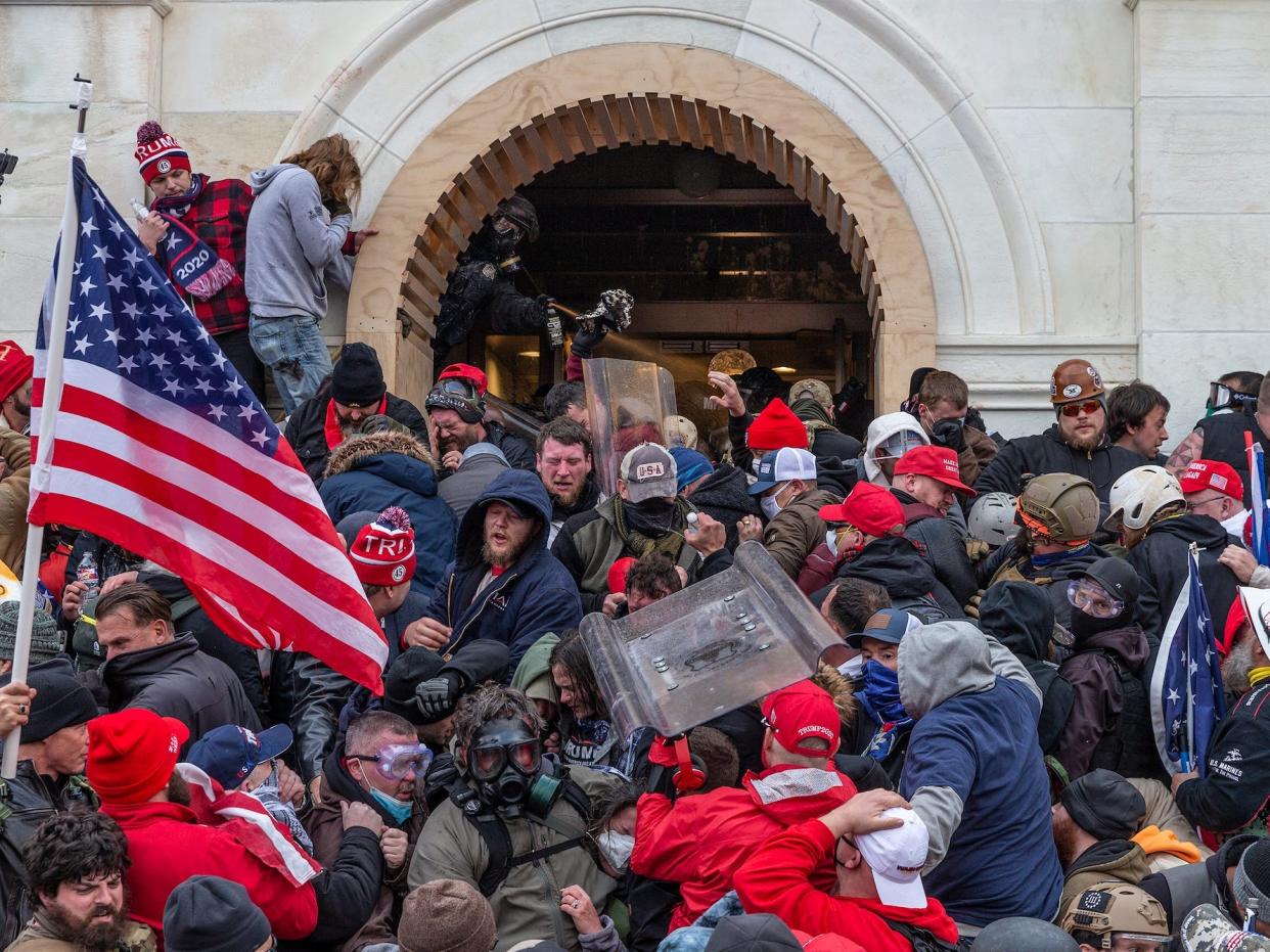 Capitol police use tear gas on Trump mob on January 6