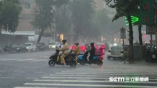 &#x005b9c;&#x00862d;&#x006c11;&#x00773e;&#x00767c;&#x006587;&#x005927;&#x005606;&#x00300c;&#x005b9c;&#x00862d;&#x004e00;&#x005e74;365&#x005929;&#x006709;300&#x005929;&#x005728;&#x004e0b;&#x0096e8;&#x00300d;&#x003002;&#x00ff08;&#x005716;&#x00ff0f;&#x008a18;&#x008005;&#x009673;&#x005f0b;&#x00651d;&#x005f71;&#x00ff09;