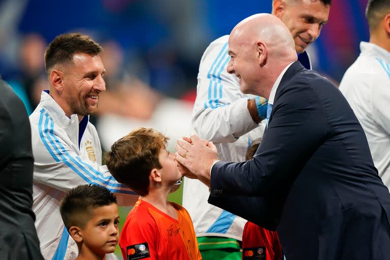 Lionel Messi saluda a Gianni Infantil antes del partido de Argentina y Canadá de la Copa América