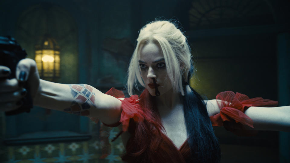  Margot Robbie's Harley Quinn holding guns in The Suicide Squad. 