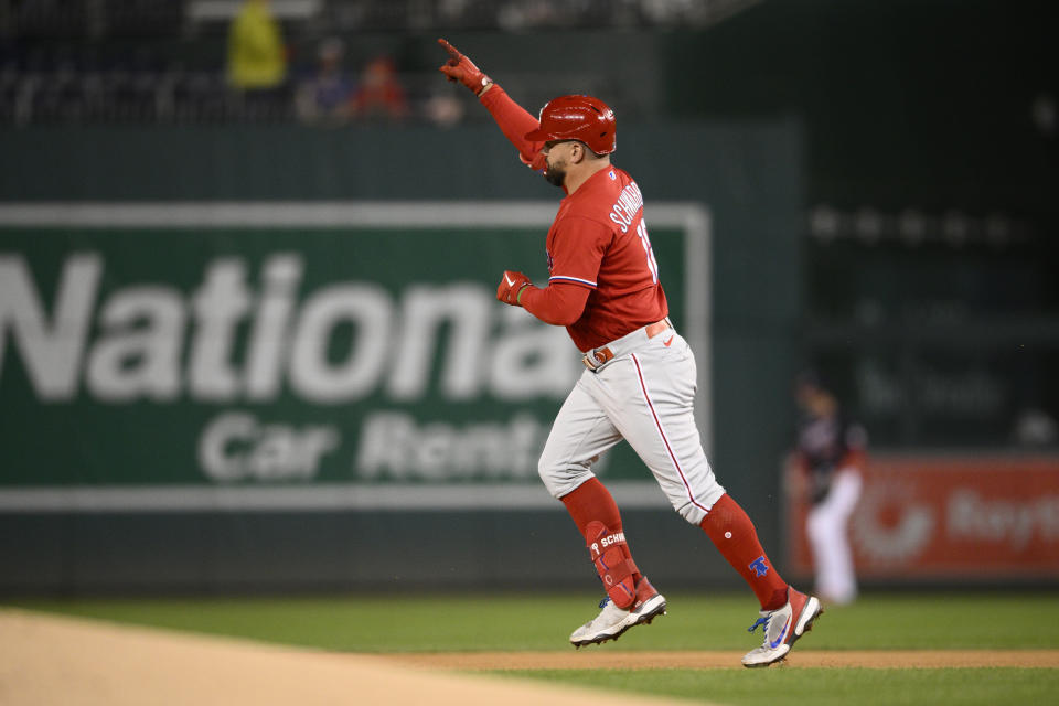 Kyle Schwarber, de los Filis de Filadelfia, recorre las bases luego de conectar un jonrón en el primer inning del segundo juego de una doble cartelera ante los Nacionales de Washington, el sábado 1 de octubre de 2022 (AP Foto/Nick Wass)