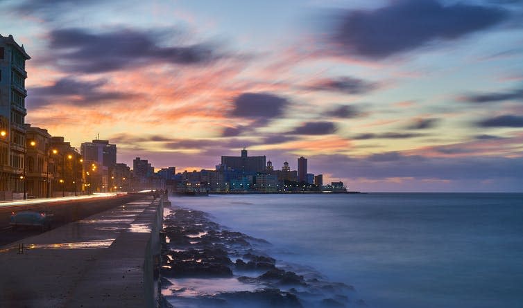 <span class="caption">The Malecón, at dusk.</span> <span class="attribution"><a class="link " href="https://www.flickr.com/photos/pedrosz/34346341604/sizes/l" rel="nofollow noopener" target="_blank" data-ylk="slk:szeke/Flickr;elm:context_link;itc:0;sec:content-canvas">szeke/Flickr</a>, <a class="link " href="http://creativecommons.org/licenses/by-sa/4.0/" rel="nofollow noopener" target="_blank" data-ylk="slk:CC BY-SA;elm:context_link;itc:0;sec:content-canvas">CC BY-SA</a></span>