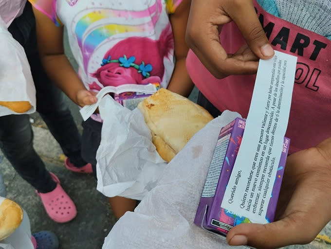 Las cien tortas con mensaje y un jugo que Diana Sierra y su esposo, Marco Antonio Ferrer, llevaron en apoyo, “volaron” en cinco minutos.