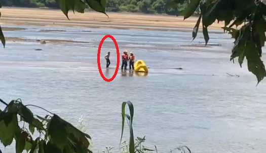 一名男子在河面上休息，被誤認成浮屍，結果消防隊到場後他就起身離開。（圖／翻攝自推特）