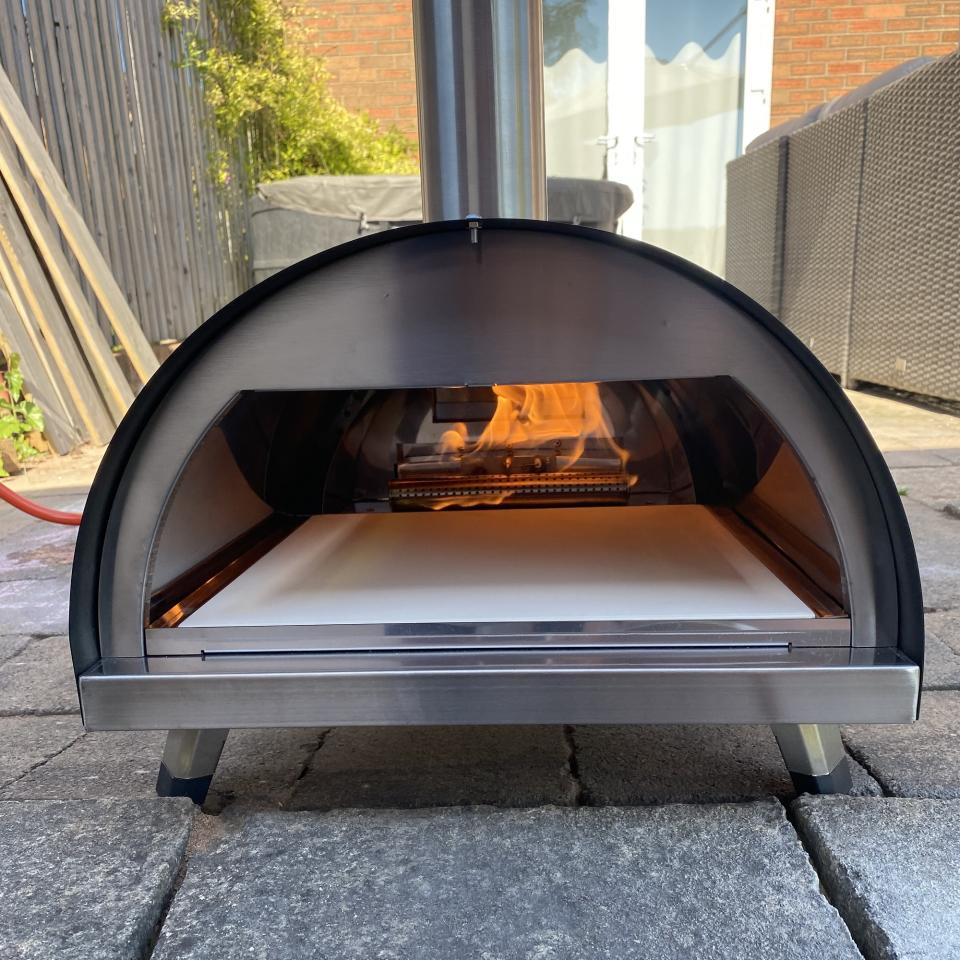 Curing the stone of the Woody Pizza oven before cooking with a gas flame