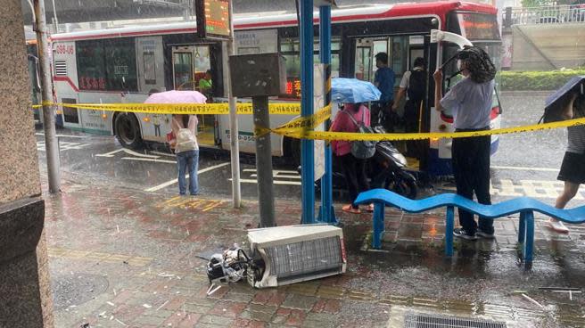 20日下午新北捷運新埔站旁公車站，發生冷氣砸死政大女學生事故。(圖／中央社資料照)