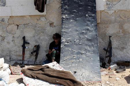 A Free Syrian Army fighter rests beside the Canadian Hospital in Aleppo, August 31, 2013. REUTERS/Molhem Barakat