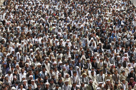 Followers of the Shi'ite Houthi group attend a rally to denounce fuel price hikes and to demand for the resignation of the government in Sanaa August 22, 2014. RUETERS/Mohamed al-Sayaghi