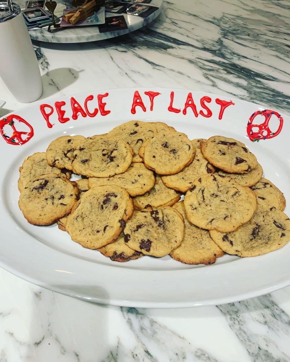 La semana pasada ya dejaron pistas de su reconciliación cuando Katy Perry publicó en Instagram esta foto de unas galletas. “Feels Good” (<em>“Pinta bien”</em>), tituló la imagen en un doble sentido hacia las <em>cookies</em> y hacia su relación con Taylor, a la que etiquetó para que quedara claro a quien iba dirigido el mensaje. (Foto: Instagram / <a href="http://www.instagram.com/p/Bylq5qjHUwj/" rel="nofollow noopener" target="_blank" data-ylk="slk:@katyperry;elm:context_link;itc:0;sec:content-canvas" class="link ">@katyperry</a>).