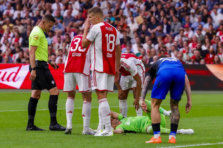 Rulli, de Ajax, dolorido en el piso tras chocar con un futbolista de Heracles y lesionarse el hombro derecho