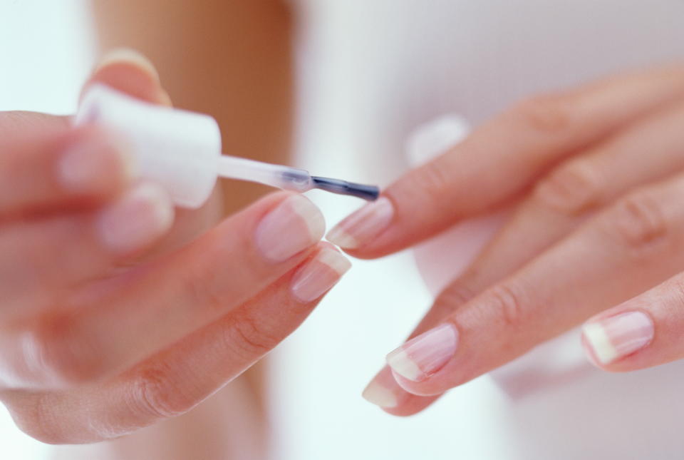 Existen productos especiales para fortalecer las uñas y bases de de esmalte para emparejar la superficie de la uña. (Getty Creative)