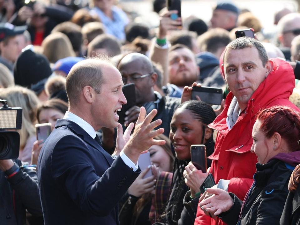 Prinz William spricht mit der wartenden Menge. (Bild: imago/i Images)