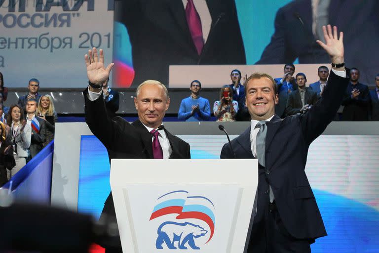 Medvedev y Putin, saludan a una multitud partidaria en Moscú